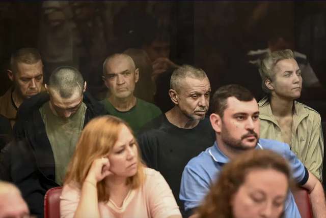 На росії влаштували показове судилище над полоненими «азовцями»_3