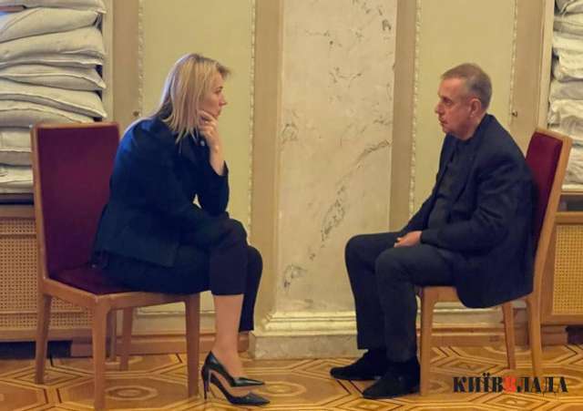 Голова партії «Слуга народу» Олена Шуляк та її колег по парламентському комітету Дмитро Ісаєнко, обраний до Ради від ОПЗЖ