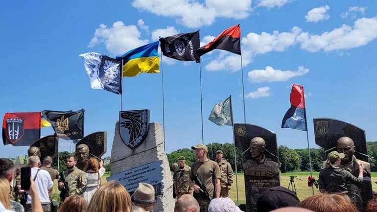 «Герої не вмирають!..»: у Холодному Яру відкрили меморіал українським добровольцям