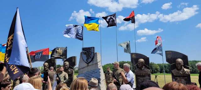 «Герої не вмирають!..»: у Холодному Яру відкрили меморіал українським добровольцям_2