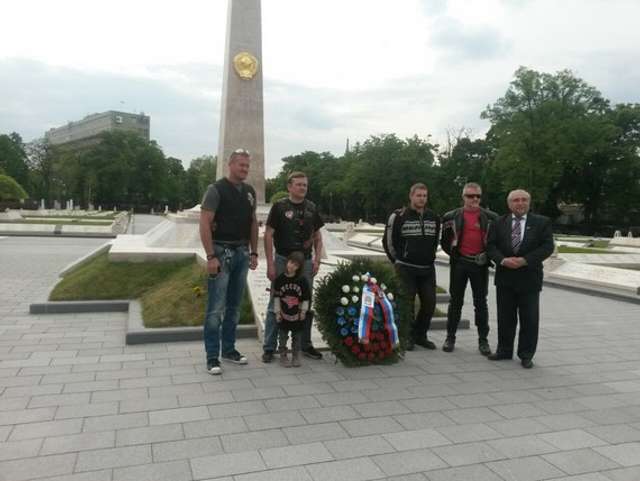 «Нічні вовки» біля меморіалу радянським солдатам у Будапешті 