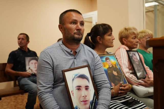 Батьки військових, які загинули під час ракетного удару по казармах у Миколаєві. 28 червня 2023 року.
