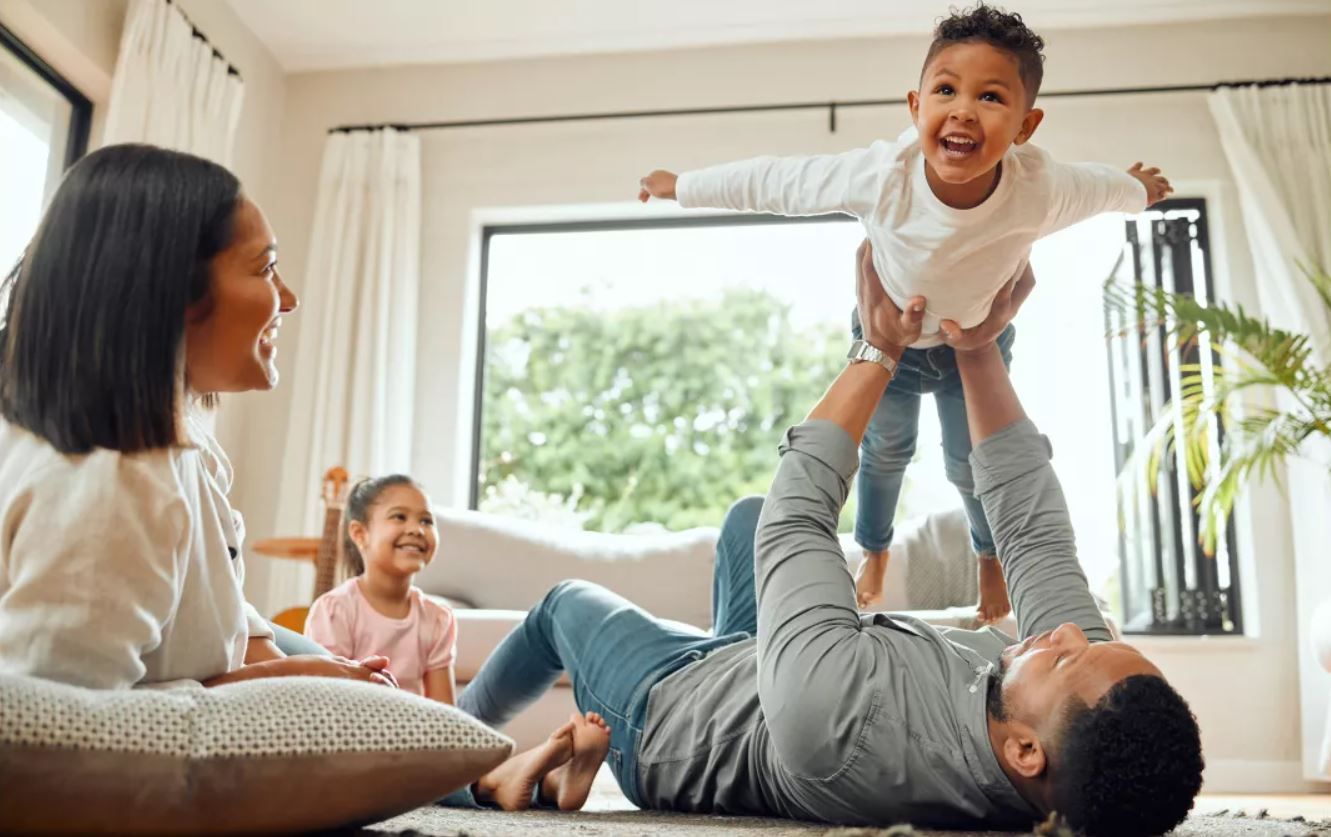 Яку максимальну кількість біологічних батьків може мати людина?