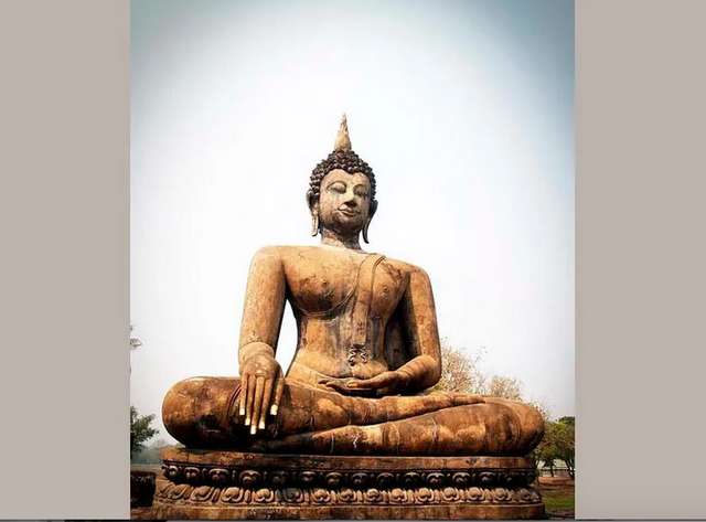 Статуя Будди у відомій позі лотоса.