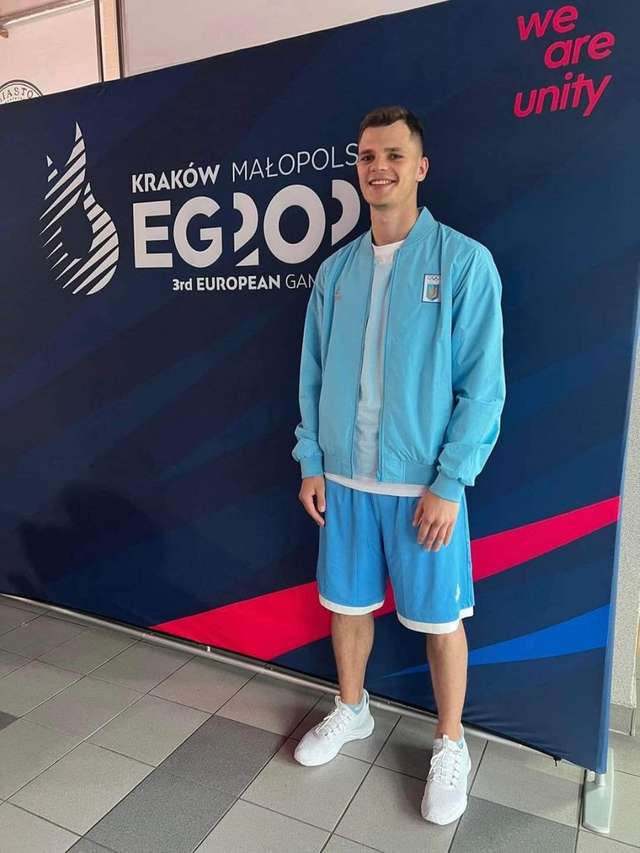 Артем Мельник