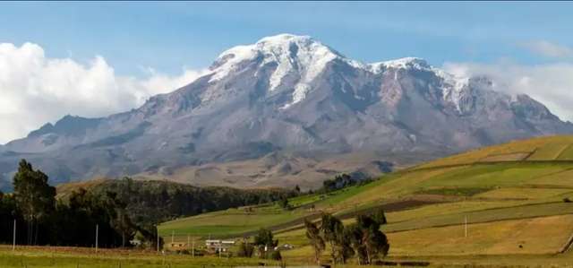 Гора Чимборасо, вид з її основи.
