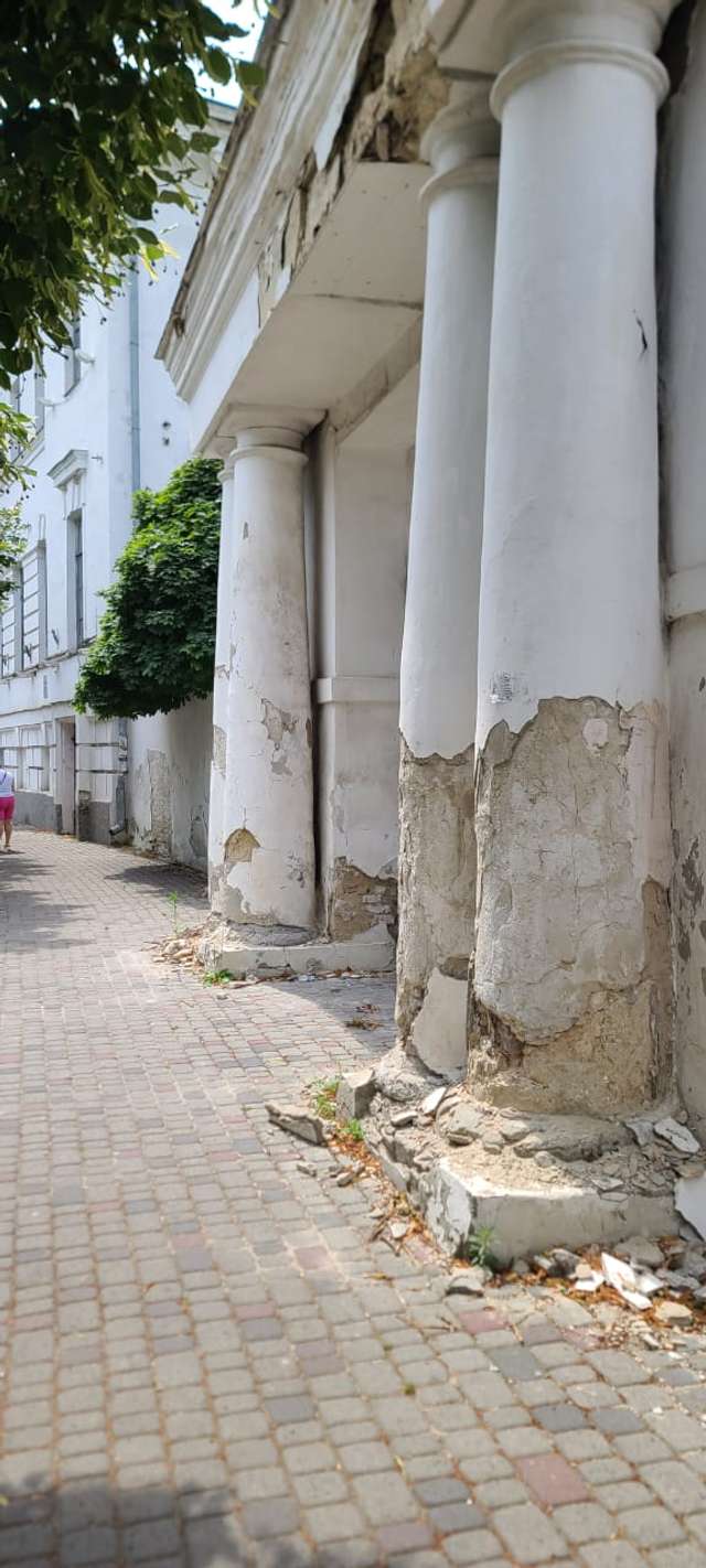 Вхід до Будинку Полтавського генерал-губернатора, де донедавна працювали варвари з ДБР