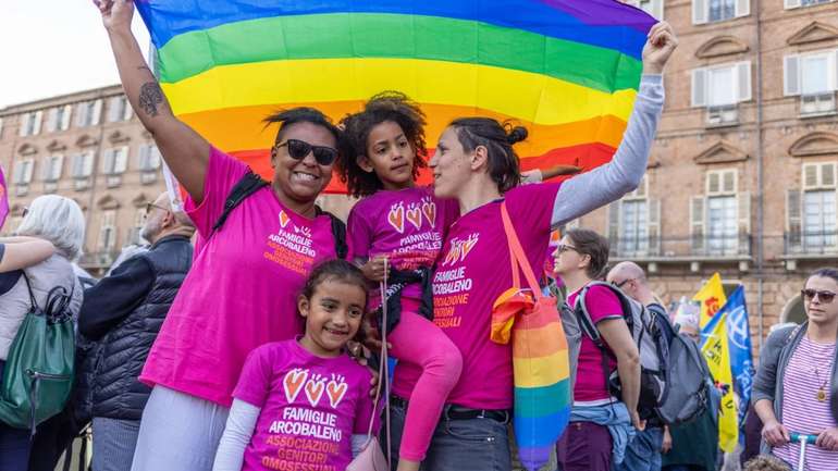 Італія почала видаляти імена ЛГБТ-матерів зі свідоцтв про народження дітей