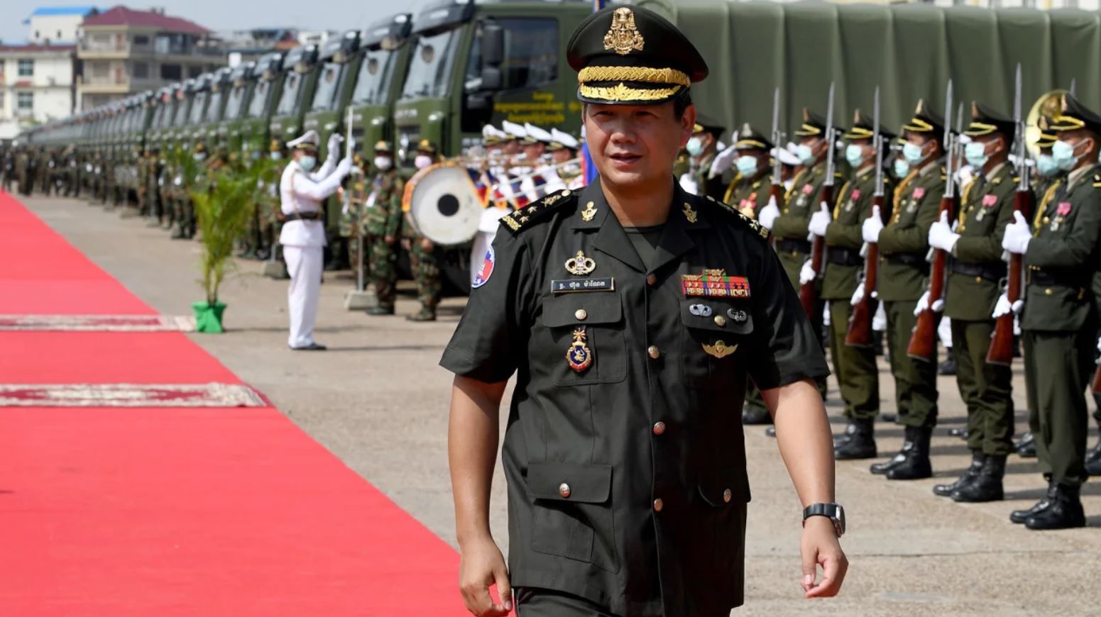 Хун Мане проходить повз почесну варту під час військової церемонії в Пномпені 18 червня 2020 року.