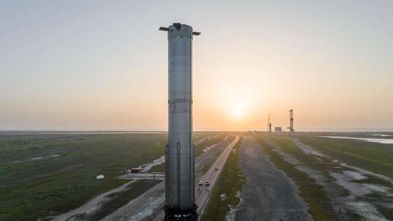 SpaceX повернула Starship Super Heavy на майданчик