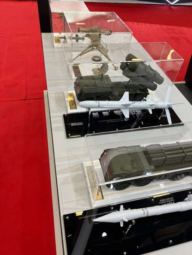 Макети ракетних комплексів “Вільха” та “Нептун” розробки ДККБ “ЛУЧ” на виставці IDEF23 у Туреччині.