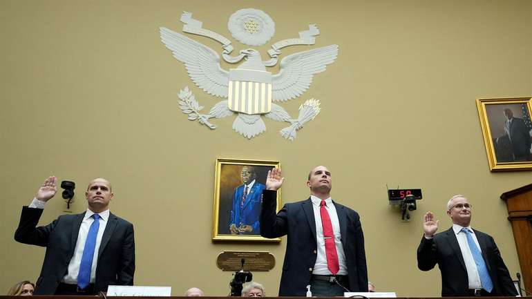Райан Грейвз (ліворуч), Девід Груш і Девід Фрейвор приведені до присяги під час слухань у Палаті представників у Вашингтоні, округ Колумбія, у середу.
