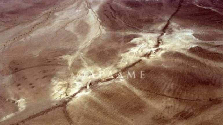 Хто і навіщо збудував 150-кілометровий мур посеред Йорданської пустелі?