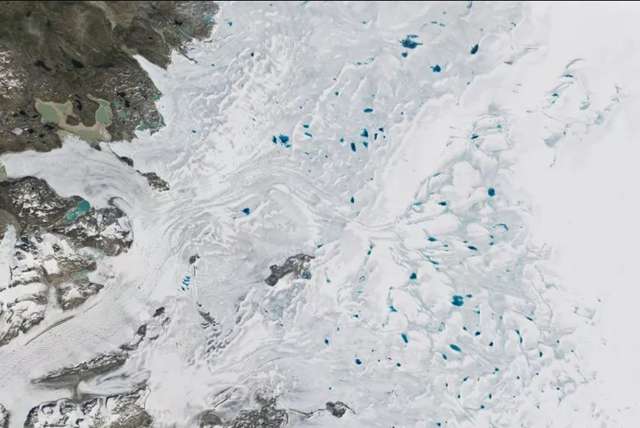 NASA показало крижаний щит Гренландії до і після найспекотнішого місяця в історії спостережень_5