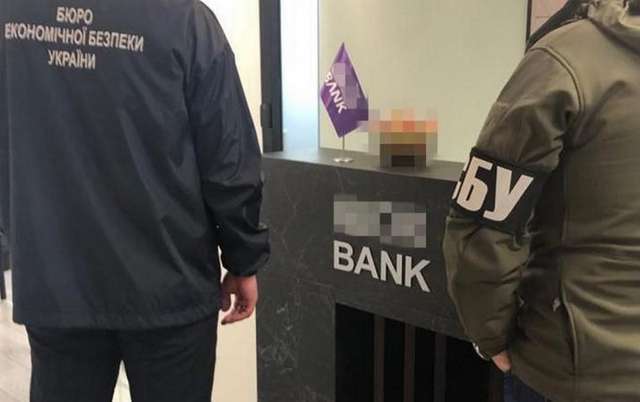 Співробітники СБУ та БЕБ в офісі IBOX BANK