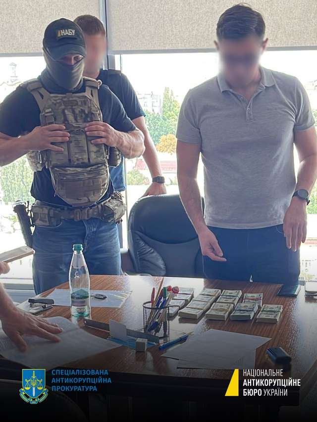 На хабарі спіймали