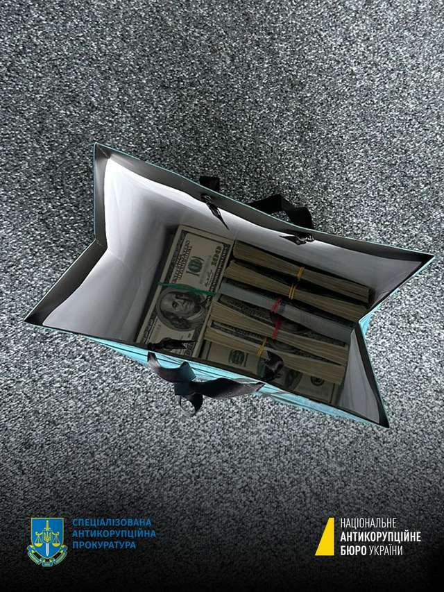 На хабарі спіймали