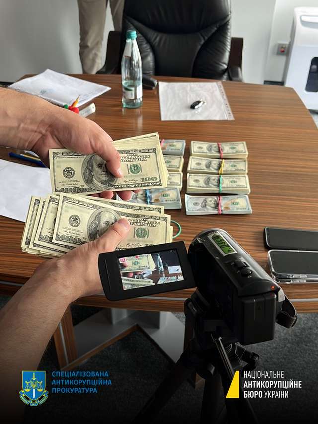 На хабарі спіймали