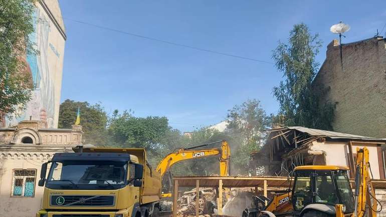 У Києві знесли 200-річну садибу, яка була зразком житлової деревʼяної забудови