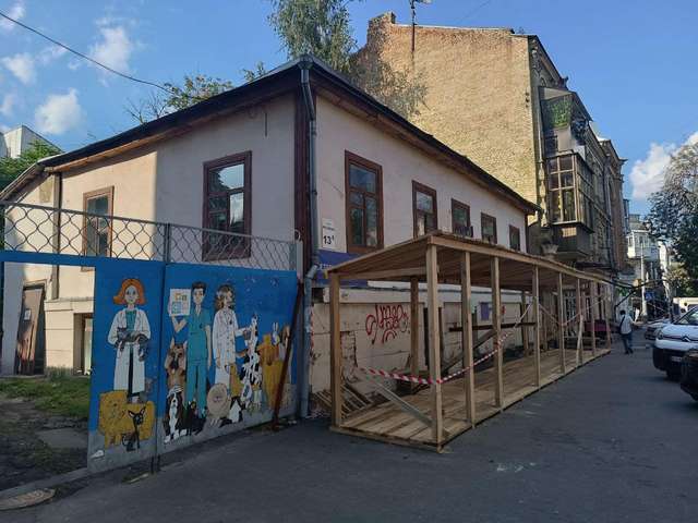 У Києві знесли 200-річну садибу, яка була зразком житлової деревʼяної забудови_9