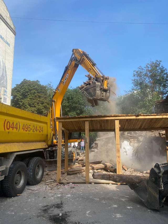 У Києві знесли 200-річну садибу, яка була зразком житлової деревʼяної забудови_11