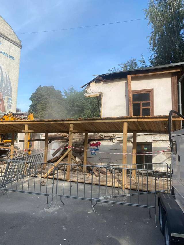 У Києві знесли 200-річну садибу, яка була зразком житлової деревʼяної забудови_13