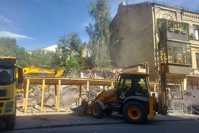 У Києві знесли 200-річну садибу, яка була зразком житлової деревʼяної забудови_1