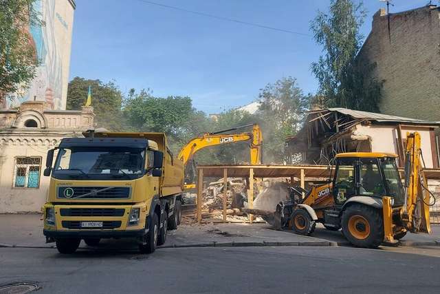 У Києві знесли 200-річну садибу, яка була зразком житлової деревʼяної забудови_3