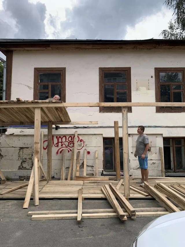 У Києві знесли 200-річну садибу, яка була зразком житлової деревʼяної забудови_16