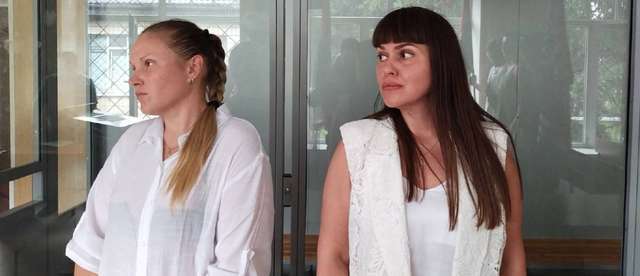 Інна Топчій з адвокатом на суді