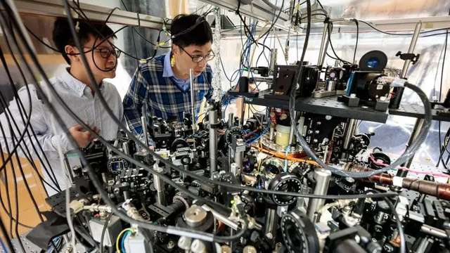 Вчені оголосили про перші докази «квантової суперхімії» — явища, коли частинки в одному квантовому стані зазнають колективних прискорених реакцій. На фото — співавтори дослідження Чжендонг Чжан (ліворуч) і професор Ченг Чін у лабораторії.