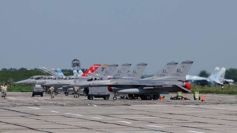 F-16 на летовищі 831-шої бригади тактичної авіації Повітряних сил ЗСУ