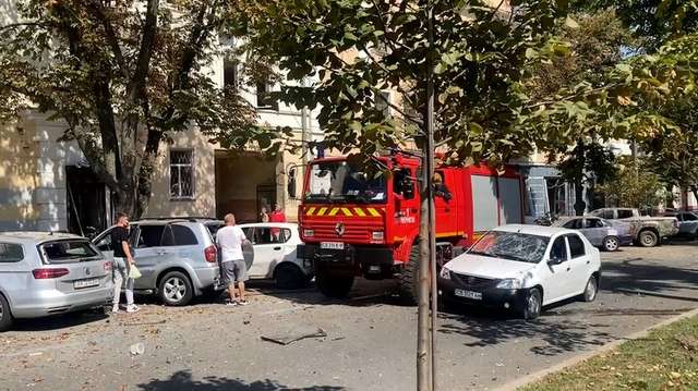 Рятувальники працюють на місці ракетного обстрілу росіян по центру Чернігова.