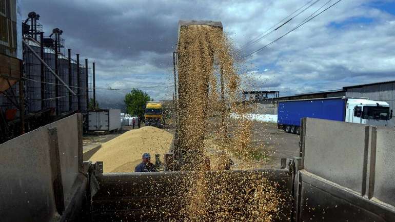 Єврокомісія може запровадити санкції проти Польщі через ембарго на українське зерно