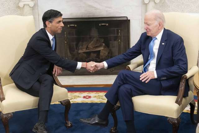 Президент США Джозеф Байден і прем’єр-міністр Великої Британії Ріші Сунак обговорили регулювання штучного інтелекту під час зустрічі в Білому домі в червні.