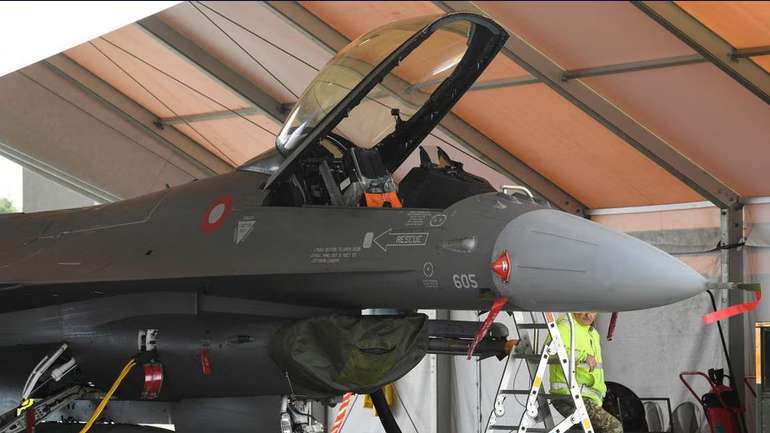 Вісім українських пілотів розпочали навчання на F-16 у Данії, - Reuters