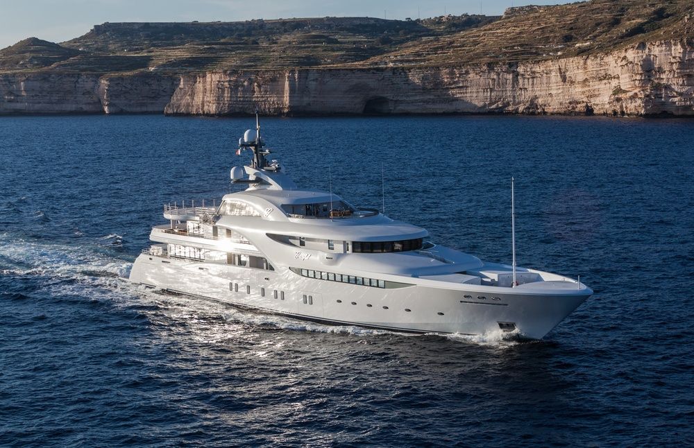 Супер'яхту путіна уникла арешту і змогла обійти санкції