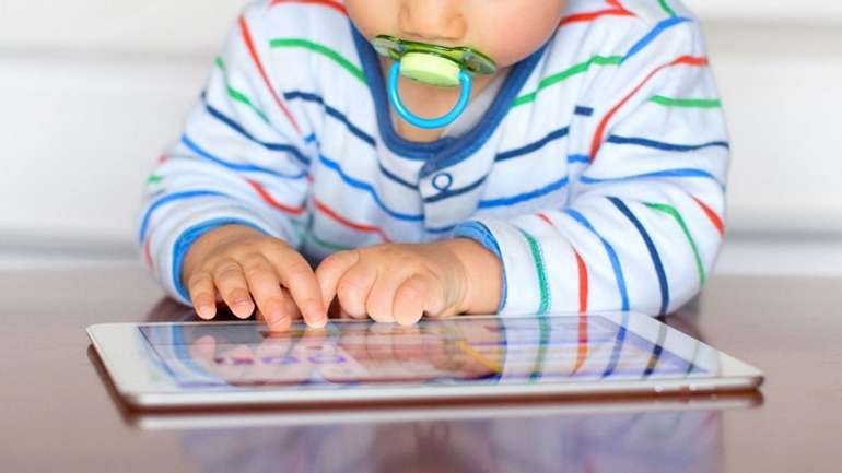 Тривале перебування малюків перед екраном затримує їхній розвиток, – науковці США