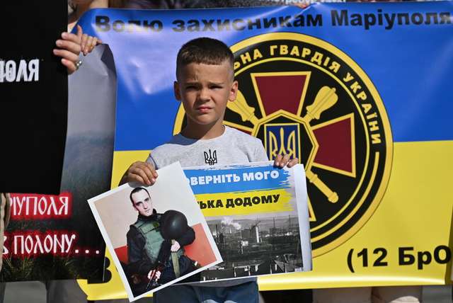 Родини прикордонників Маріуполя вимагають визволити їхніх близьких із неволі