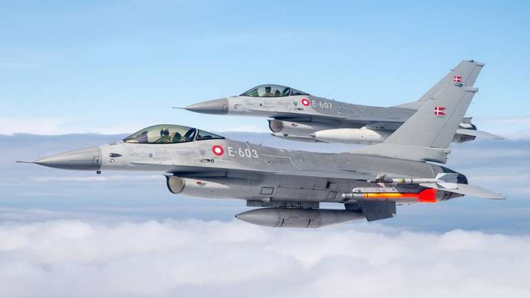 Українські льотчики у Данії готові до перших польотів на F-16 – Валерій Залужний
