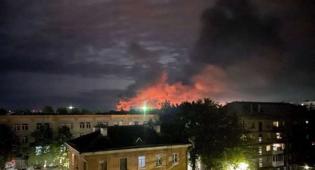 Палає на аеродромі під Псковом