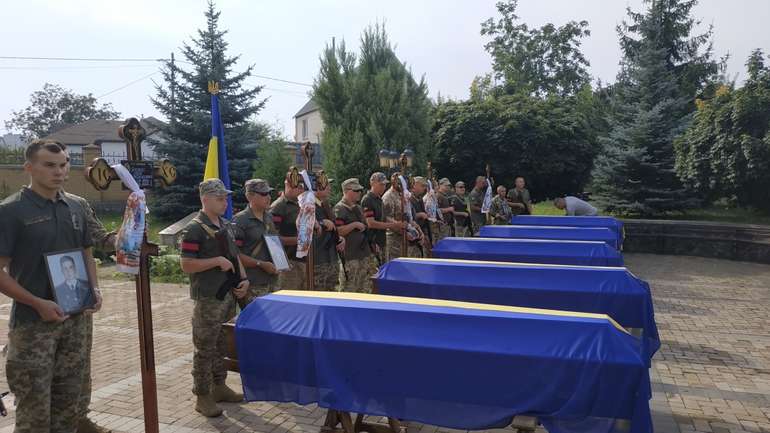 У Полтаві прощаються із загиблими на Донеччині екіпажами Мі-8