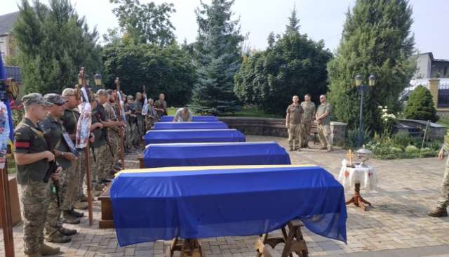 У Полтаві прощаються із загиблими на Донеччині екіпажами Мі-8
