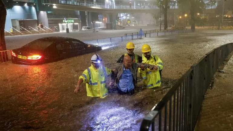 Гонконг і південний Китай борються з сильною повінню через рекордні дощі