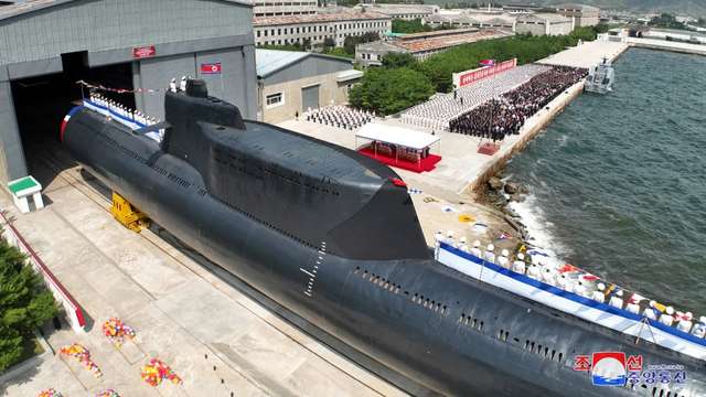 Північна Корея запустила новий підводний човен для тактичної ядерної атаки_2