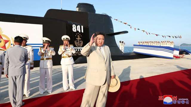Північна Корея запустила новий підводний човен для тактичної ядерної атаки_4