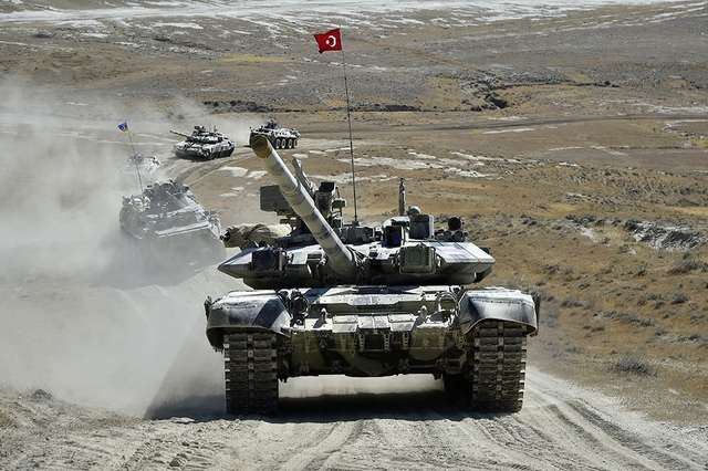 Азербайджанський Т-90 під турецьким прапором під час спільних навчань Азербайджану та Туреччини,