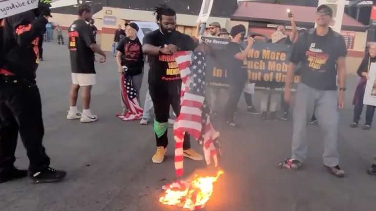Комуністи-революціонери спалюють американські прапори