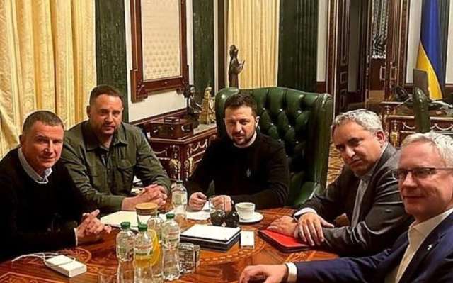 Депутат Кнесету Юлій Едельштейн, глава Офісу президента Андрій Єрмак, президент Володимир Зеленський, депутат Кнесету Зеєв Елькін та посол Ізраїлю Михайло Бродський зустрілися у лютому 2023 року