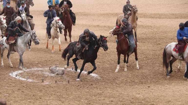 Бузкаші: афґанський «футбол» верхи на конях